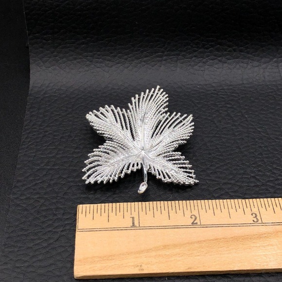Vintage Sarah Coventry Leaf Brooch Feathery Textured Silver Tone Maximalist Pin0 - Picture 3 of 7